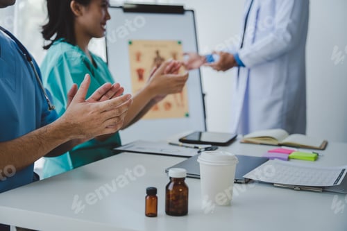 Visualização: Reunião para discutir ou discutir com médicos sobre o sistema vascular na sala de reuniões. Conjunto médico