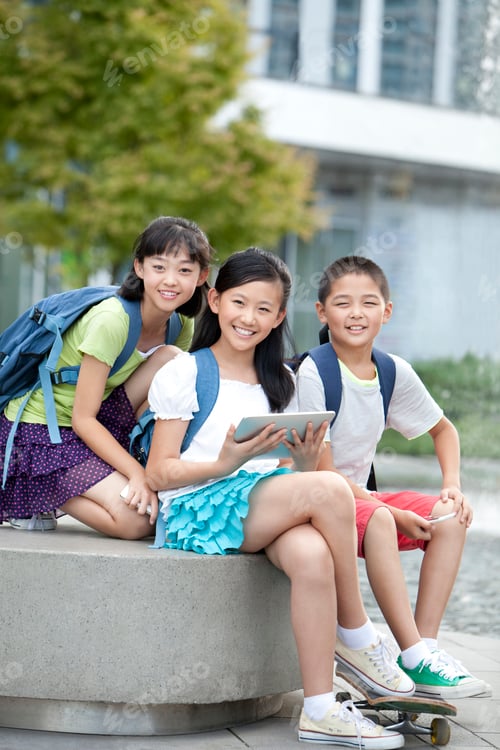 Preview: Happy schoolchildren with high-tech digital gadgets