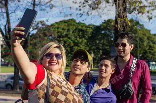 Visualização: grupo diversificado de amigos ao ar livre em pé tomando selfie com telefone