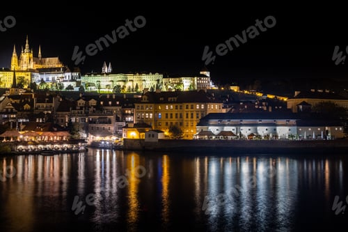 Vorschau: Stadtbild von Prag von der Karlsbrücke bei Nacht in der Tschechischen Republik