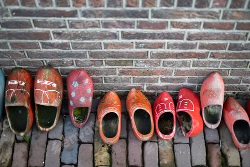 Preview: Red wooden shoes