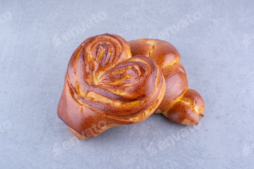 Preview: Sweet heart buns bundled together on marble background