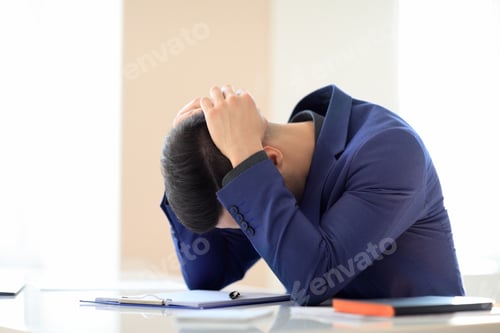 Visualização: Frustrated and stressful businessman at work