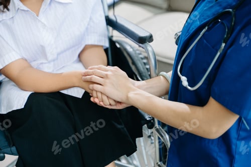 Vista previa: Asian female hands touching male hand Helping hands take care of the elderly concept