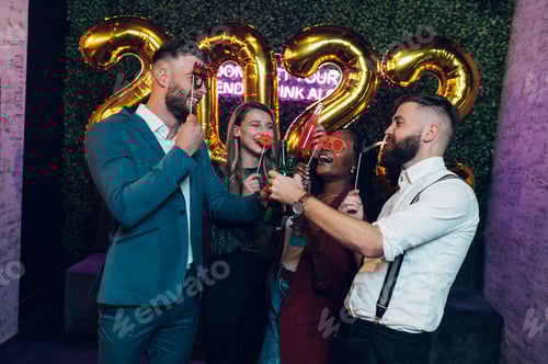 Visualização: Feliz grupo de amigos celebra a véspera de Ano Novo em um clube