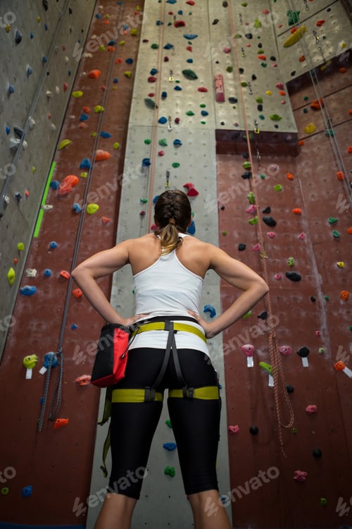 Preview: Woman standing with hands on hip in fitness studio