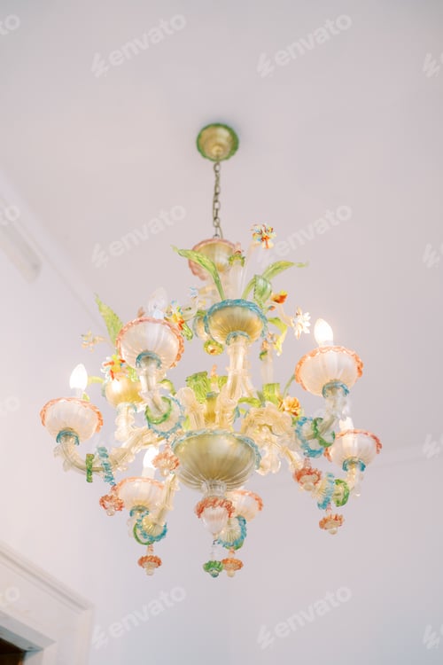 Vista previa: Colorful chandelier with floral decoration hanging on the ceiling of the room
