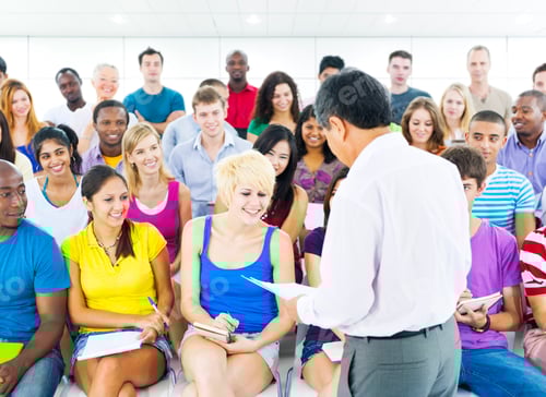 Visualização: Grande grupo de pessoas de diversas idades e nacionalidades