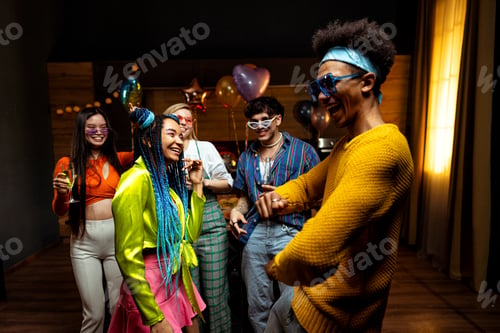 Vista previa: Group of friends making party at home on new year evening