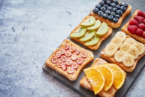 Preview: Wholegrain bread slices with peanut butter and various fruits