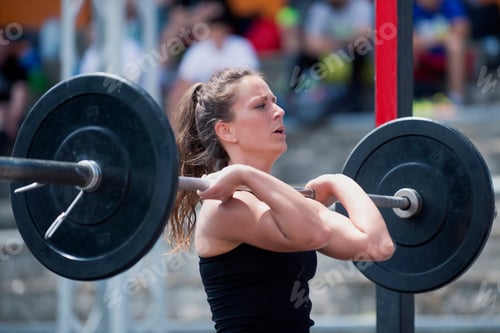 Preview: Woman lifting weights at a cross training competition