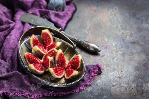 Preview: Harvest fall autumn concept. Ripe juicy violet figs
