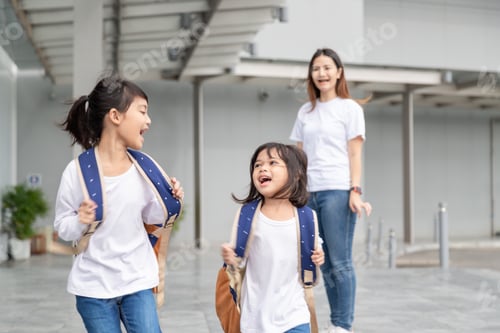 Visualização: Alunos da escola. Garotas com mochilas. Início das aulas. Primeiro dia