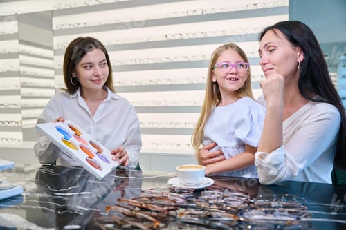 Preview: Female client choosing lens color for eyeglass frame