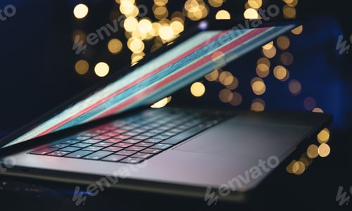 Vista previa: Primer plano, portátil sobre fondo oscuro con bokeh.