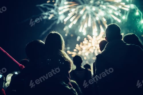 Visualização: Multidão assistindo fogos de artifício e comemorando a véspera de ano novo