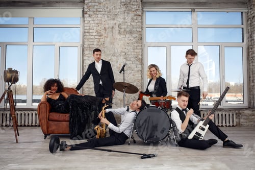 Preview: Repetition of multi ethnic jazz band in loft. Bass guitar player, electric guitar player
