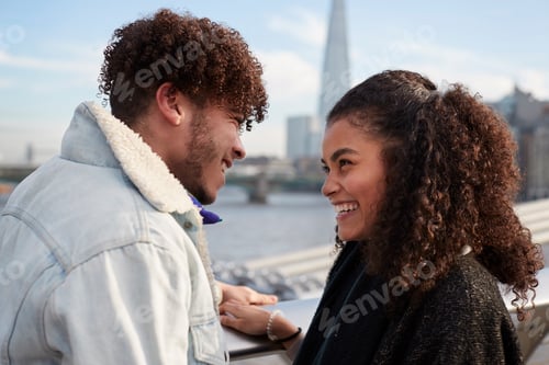 Preview: Young Tourist Couple Visiting London In Winter