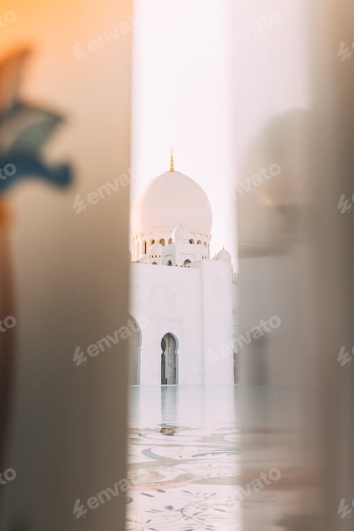 Preview: Vertical shot of the Sheikh Zayed Grand Mosque in Abu Dhabi, United Arab Emirates