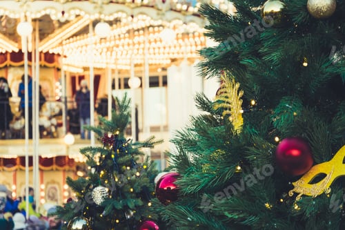 Preview: Decorated Christmas tree with red balls and garland. Outdoor fair. Xmas carousel. Close up. Winter.