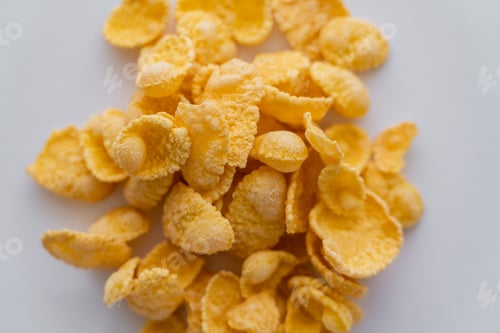 Preview: close up view of dry and crispy corn flakes isolated on white
