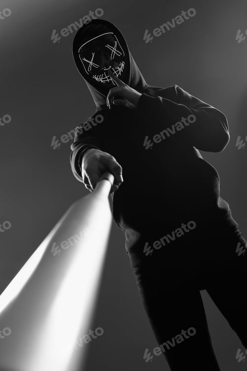 Visualização: Portrait Of An Anonymous Criminal Man With Baseball Bat In A Black Hoodie Hiding His Face Behind A