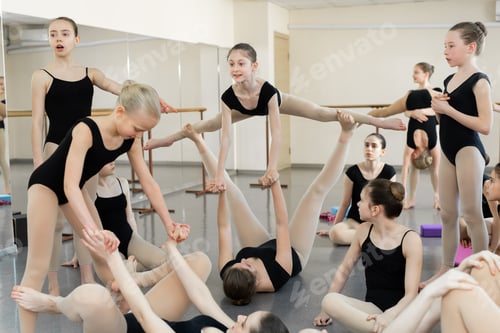 Preview: Young ballerinas rehearse a choreographic exercise at a ballet school