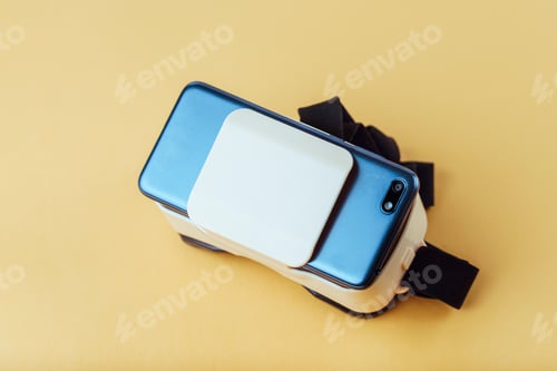 Preview: Yellow virtual reality glasses with blue smartphone