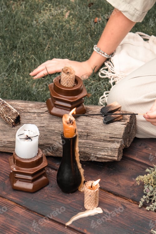 Vista previa: Mujer que inhala humo de incienso durante la meditación Nivel básico de una mujer relajada meditando y respirando