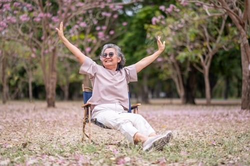 Vista previa: Elderly women with gray hair enjoying a beautiful moment together