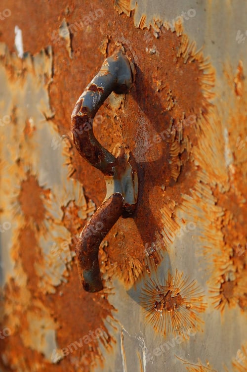 Preview: Rusty hook and eye on a building rubble skip for fastening a tarpaulin.