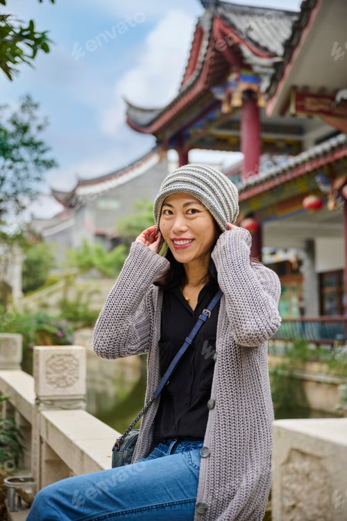 Preview: Asian girl in Chinese traditional town