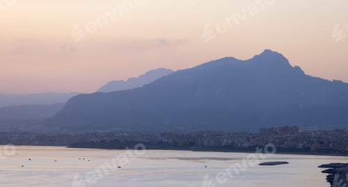 Vorschau: Stadt am Mittelmeer mit Bergen im Hintergrund in Palermo, Sizilien, Italien