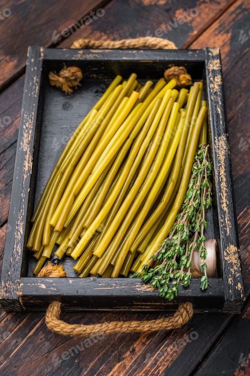 Preview: Pickled ramsons stems in wooden container top view traditional homemade wild garlic preserve