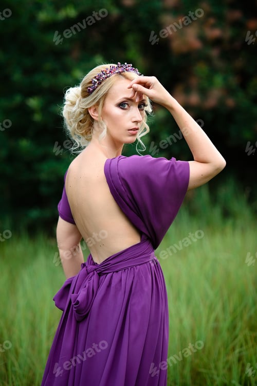 Preview: Girl model blonde in a lilac dress with a bouquet