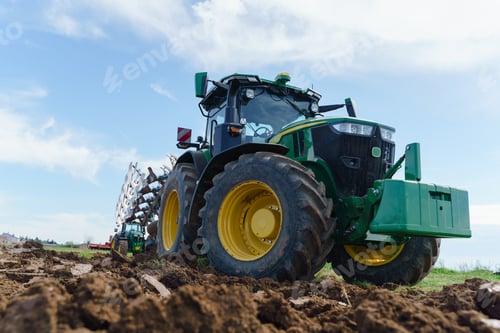 Vista previa: In the midst of a bountiful harvest, the importance of Farming techniques and Tractor power becomes