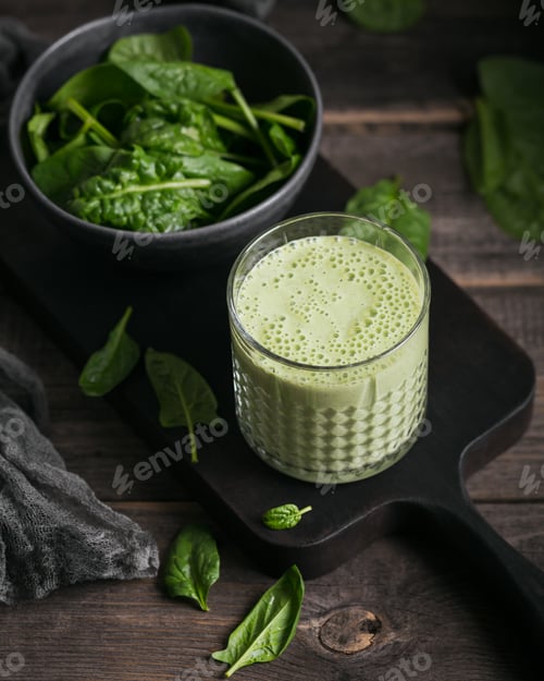 Preview: Glass of homemade healthy green smoothie with fresh baby spinach