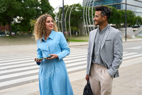 Visualização: Profissionais conversando e sorrindo enquanto caminham pela rua da cidade
