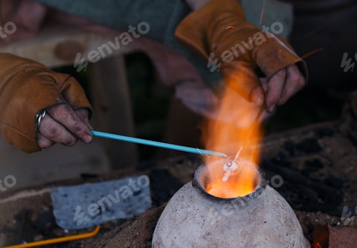 Preview: Glass artist in his workshop