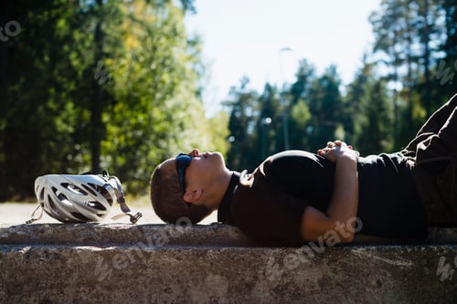 Preview: Biker taking a relaxing break in the park