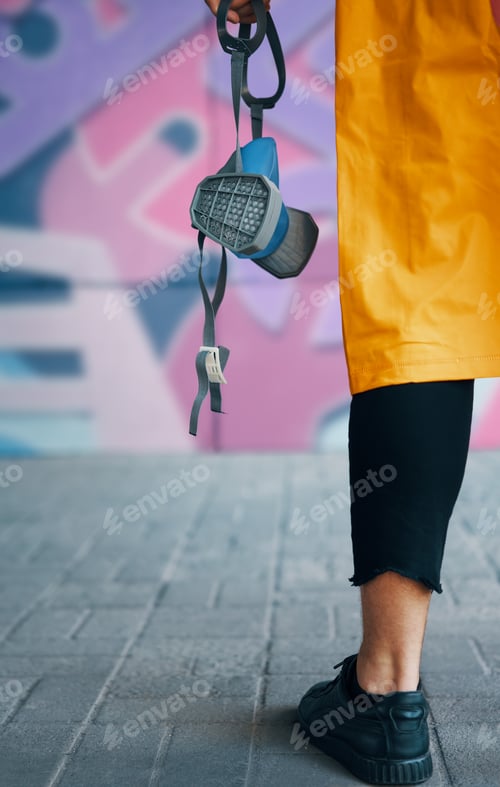 Preview: Cropped image of street artist with respirator mask in hand