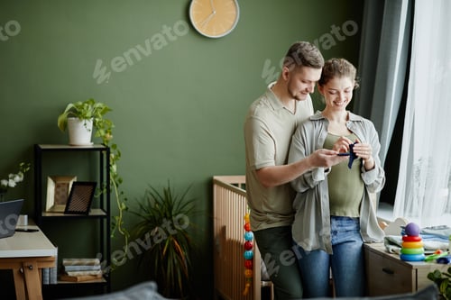 Preview: Couple preparing for birth of child