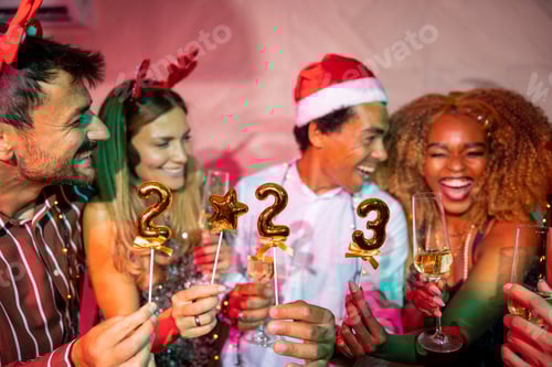 Visualização: Amigos segurando pequenos balões em forma de números 2023 na contagem regressiva da meia-noite da festa de Ano Novo