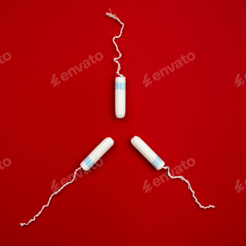 Preview: Hygienic tampons on red background, women's health, figure with tampons.