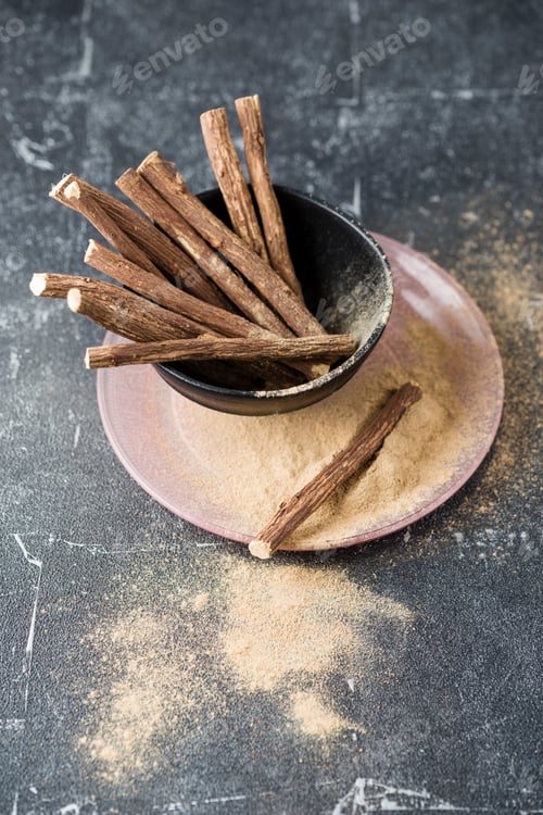 Preview: Licorice roots and licorice powder
