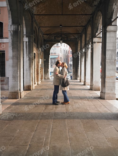 Preview: Couple kissing in Venice, Italy