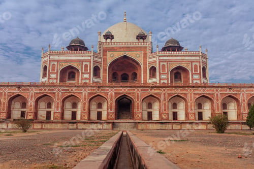 Preview: Majestic view of historic Humayun's Tomb in India
