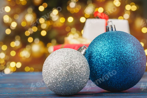 Vista previa: Xmas baubles on wooden table on bokeh background