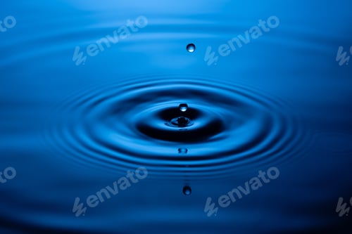 Preview: Blue Water drop falling, macro splash. Natural background