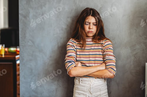 Vista previa: Angry, frustrated teenage girl with disappointed, sad face. Teenage problems and tension.